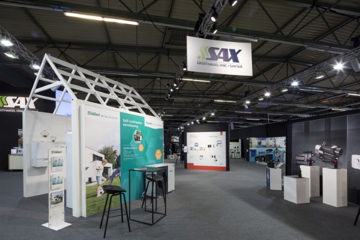 Sax Sanitair Voor Sax Sanitair realiseerde Travelexpo een stijlvolle beursstand tijdens de BIS Beurs. De stand combineerde een warme uitstraling met praktische productpresentaties en zorgde voor een optimale bezoekerservaring.