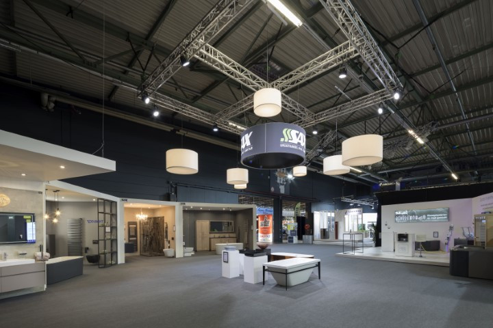 Sax Sanitair Voor Sax Sanitair realiseerde Travelexpo een stijlvolle beursstand tijdens de BIS Beurs. De stand combineerde een warme uitstraling met praktische productpresentaties en zorgde voor een optimale bezoekerservaring.