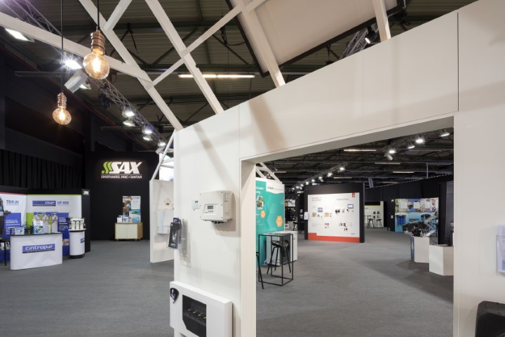 Sax Sanitair Voor Sax Sanitair realiseerde Travelexpo een stijlvolle beursstand tijdens de BIS Beurs. De stand combineerde een warme uitstraling met praktische productpresentaties en zorgde voor een optimale bezoekerservaring.