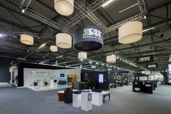 Sax Sanitair Voor Sax Sanitair realiseerde Travelexpo een stijlvolle beursstand tijdens de BIS Beurs. De stand combineerde een warme uitstraling met praktische productpresentaties en zorgde voor een optimale bezoekerservaring.