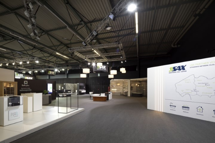 Sax Sanitair Voor Sax Sanitair realiseerde Travelexpo een stijlvolle beursstand tijdens de BIS Beurs. De stand combineerde een warme uitstraling met praktische productpresentaties en zorgde voor een optimale bezoekerservaring.