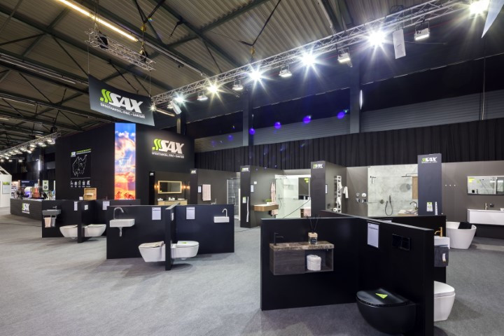 Sax Sanitair Voor Sax Sanitair realiseerde Travelexpo een stijlvolle beursstand tijdens de BIS Beurs. De stand combineerde een warme uitstraling met praktische productpresentaties en zorgde voor een optimale bezoekerservaring.