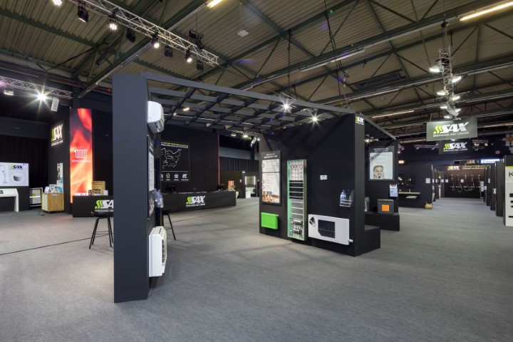 Sax Sanitair Voor Sax Sanitair realiseerde Travelexpo een stijlvolle beursstand tijdens de BIS Beurs. De stand combineerde een warme uitstraling met praktische productpresentaties en zorgde voor een optimale bezoekerservaring.