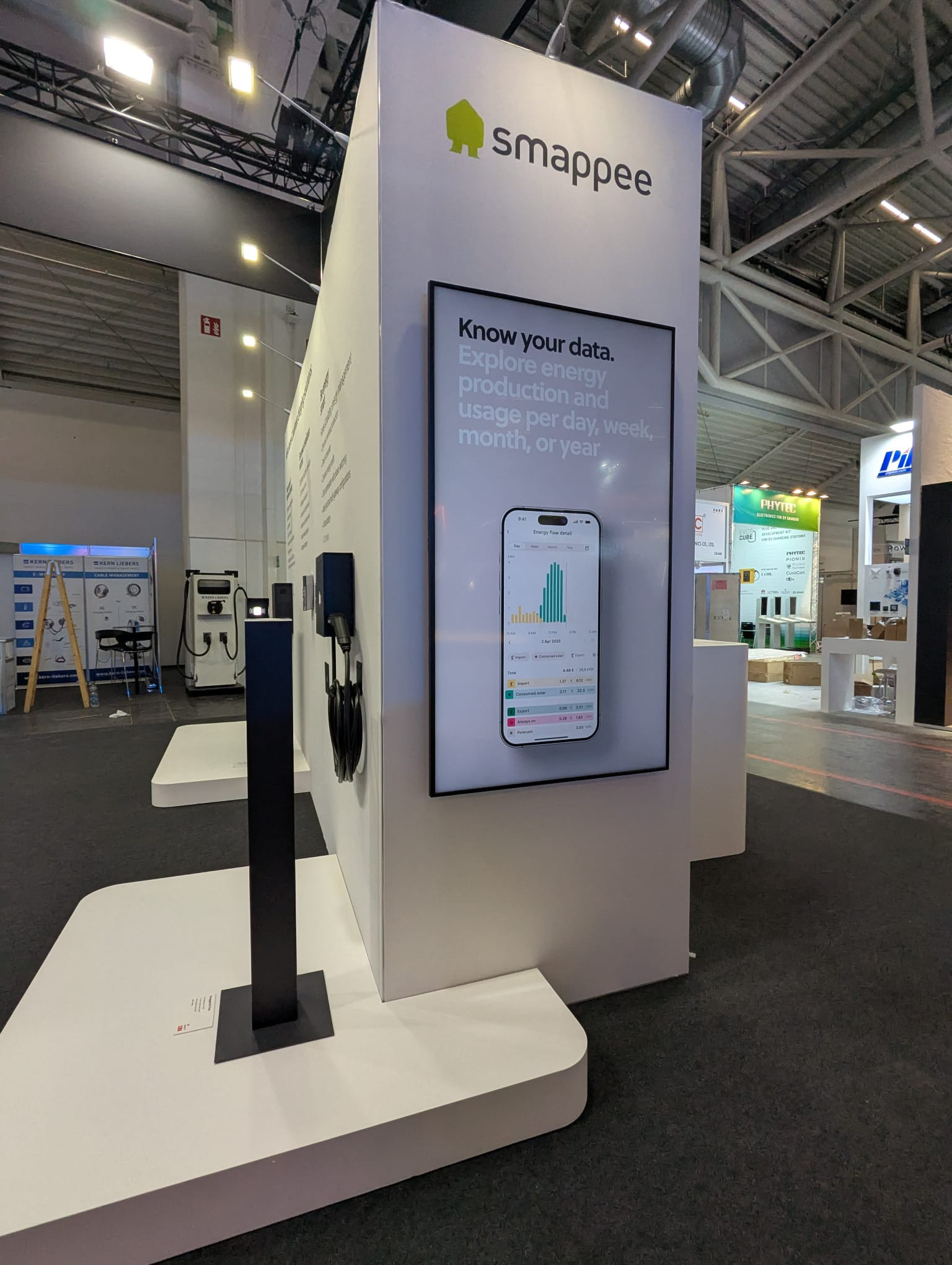 Smappee Voor Smappee realiseerde Travelexpo een moderne beursstand op Power2Drive München. De stand combineerde technologie, duurzaamheid en een strakke uitstraling om de innovatieve energieoplossingen van het merk optimaal te presenteren.