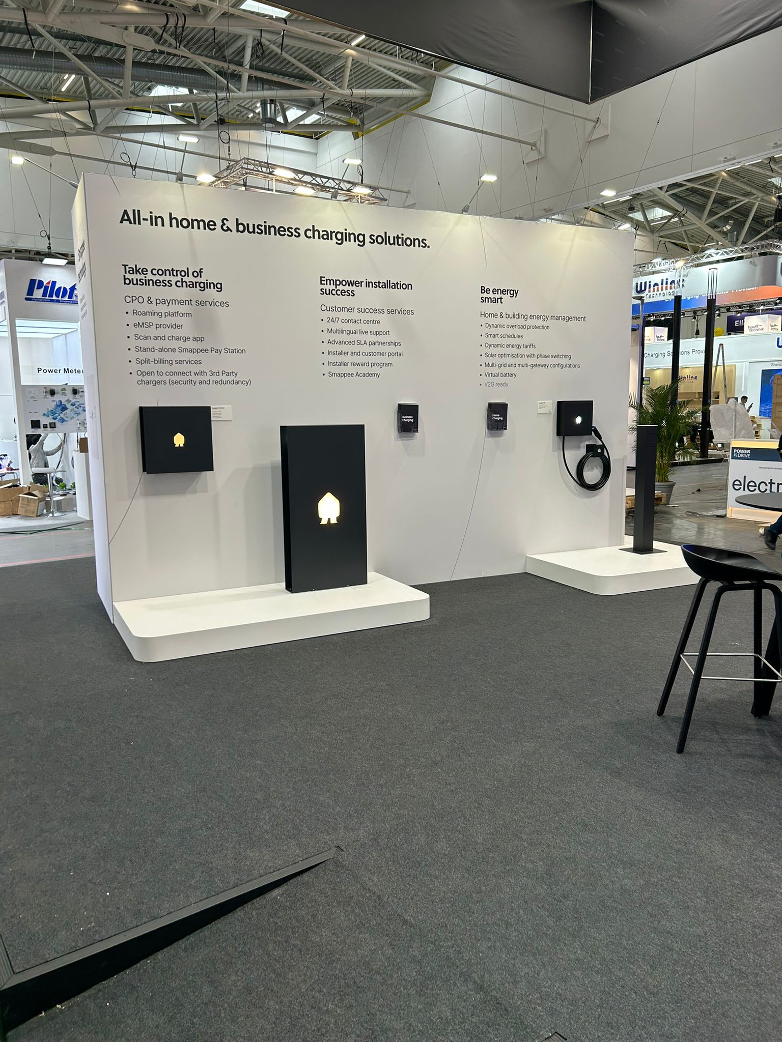 Smappee Voor Smappee realiseerde Travelexpo een moderne beursstand op Power2Drive München. De stand combineerde technologie, duurzaamheid en een strakke uitstraling om de innovatieve energieoplossingen van het merk optimaal te presenteren.