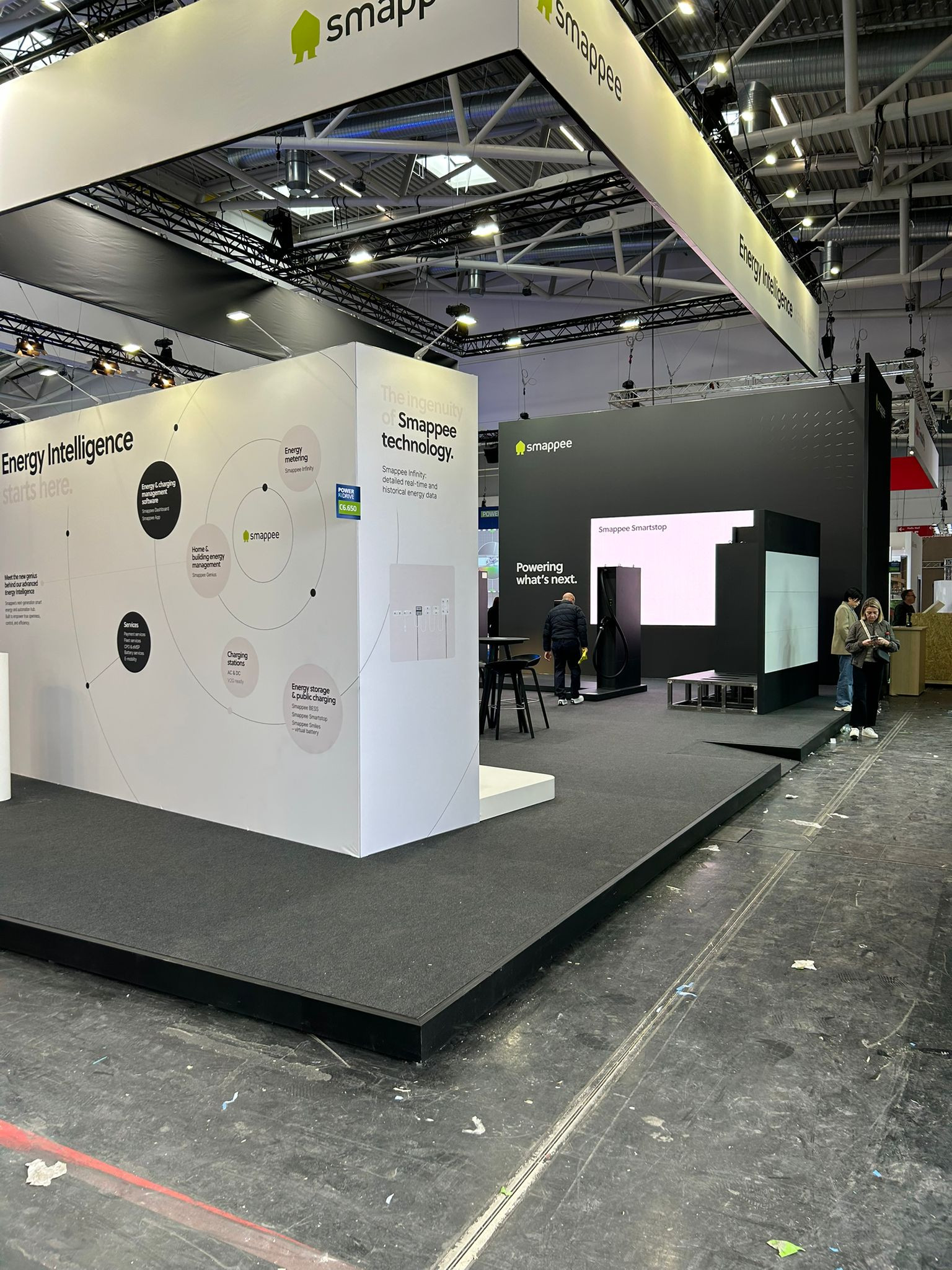 Smappee Voor Smappee realiseerde Travelexpo een moderne beursstand op Power2Drive München. De stand combineerde technologie, duurzaamheid en een strakke uitstraling om de innovatieve energieoplossingen van het merk optimaal te presenteren.