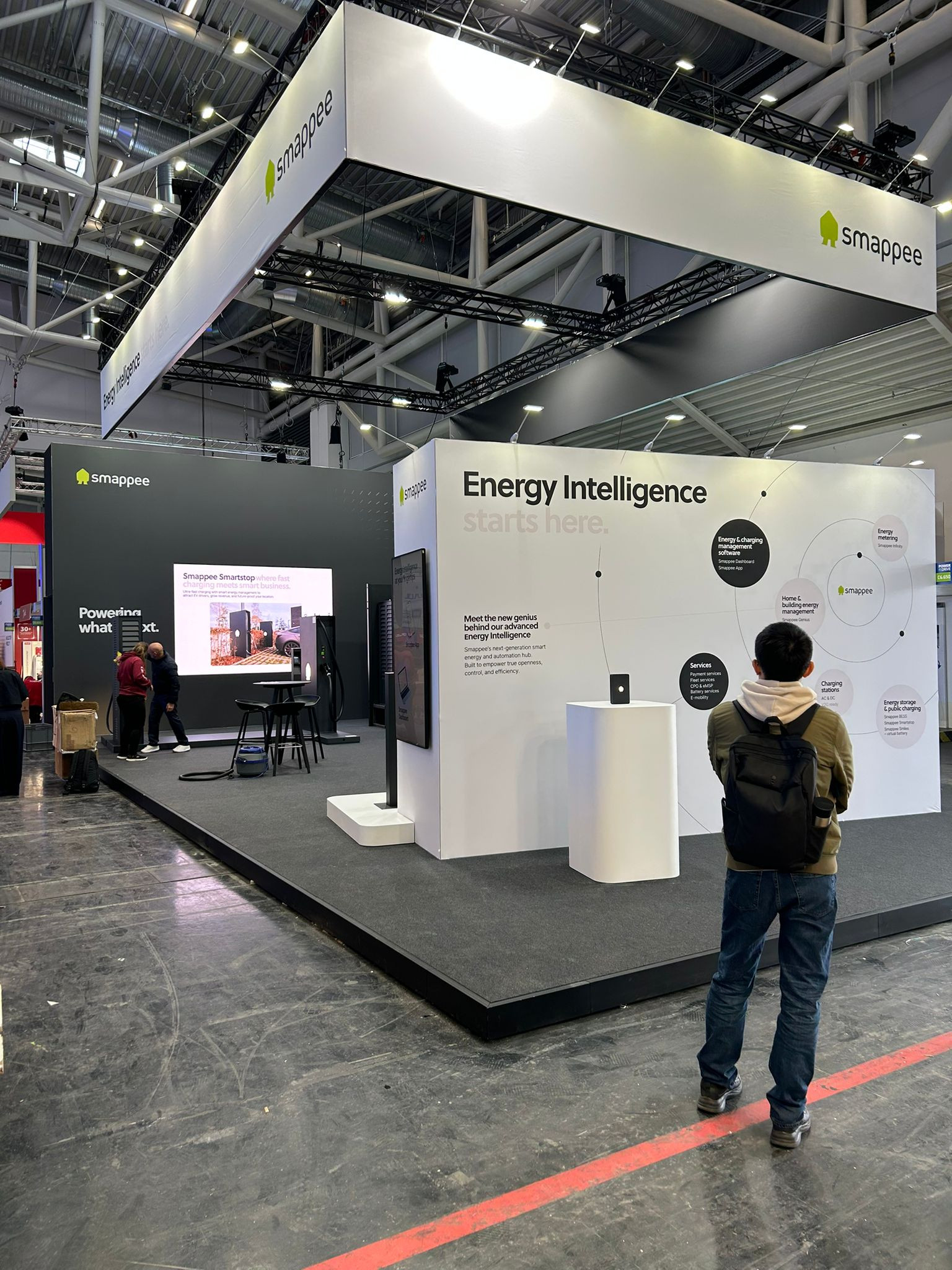 Smappee Voor Smappee realiseerde Travelexpo een moderne beursstand op Power2Drive München. De stand combineerde technologie, duurzaamheid en een strakke uitstraling om de innovatieve energieoplossingen van het merk optimaal te presenteren.
