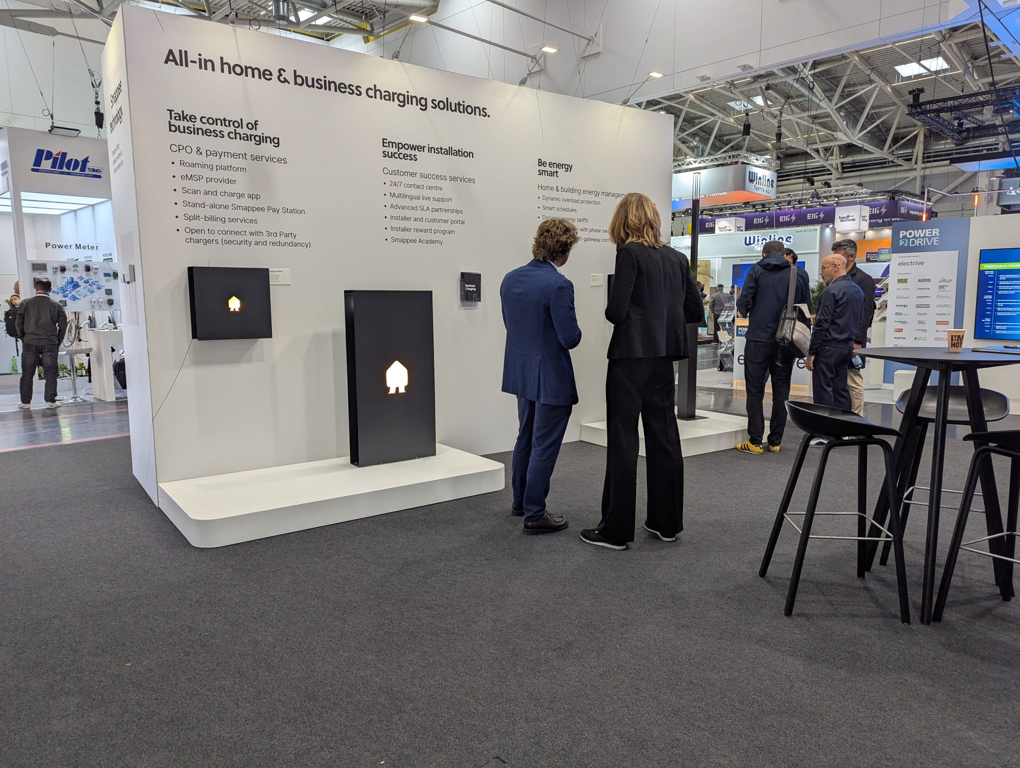 Smappee Voor Smappee realiseerde Travelexpo een moderne beursstand op Power2Drive München. De stand combineerde technologie, duurzaamheid en een strakke uitstraling om de innovatieve energieoplossingen van het merk optimaal te presenteren.