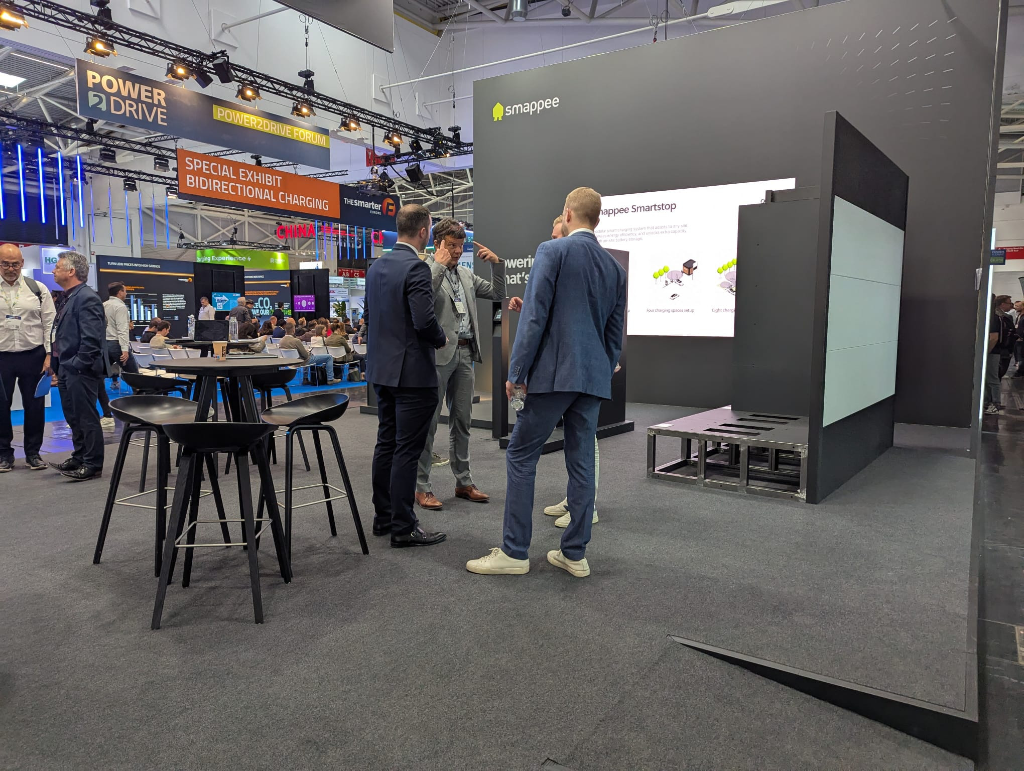 Smappee Voor Smappee realiseerde Travelexpo een moderne beursstand op Power2Drive München. De stand combineerde technologie, duurzaamheid en een strakke uitstraling om de innovatieve energieoplossingen van het merk optimaal te presenteren.