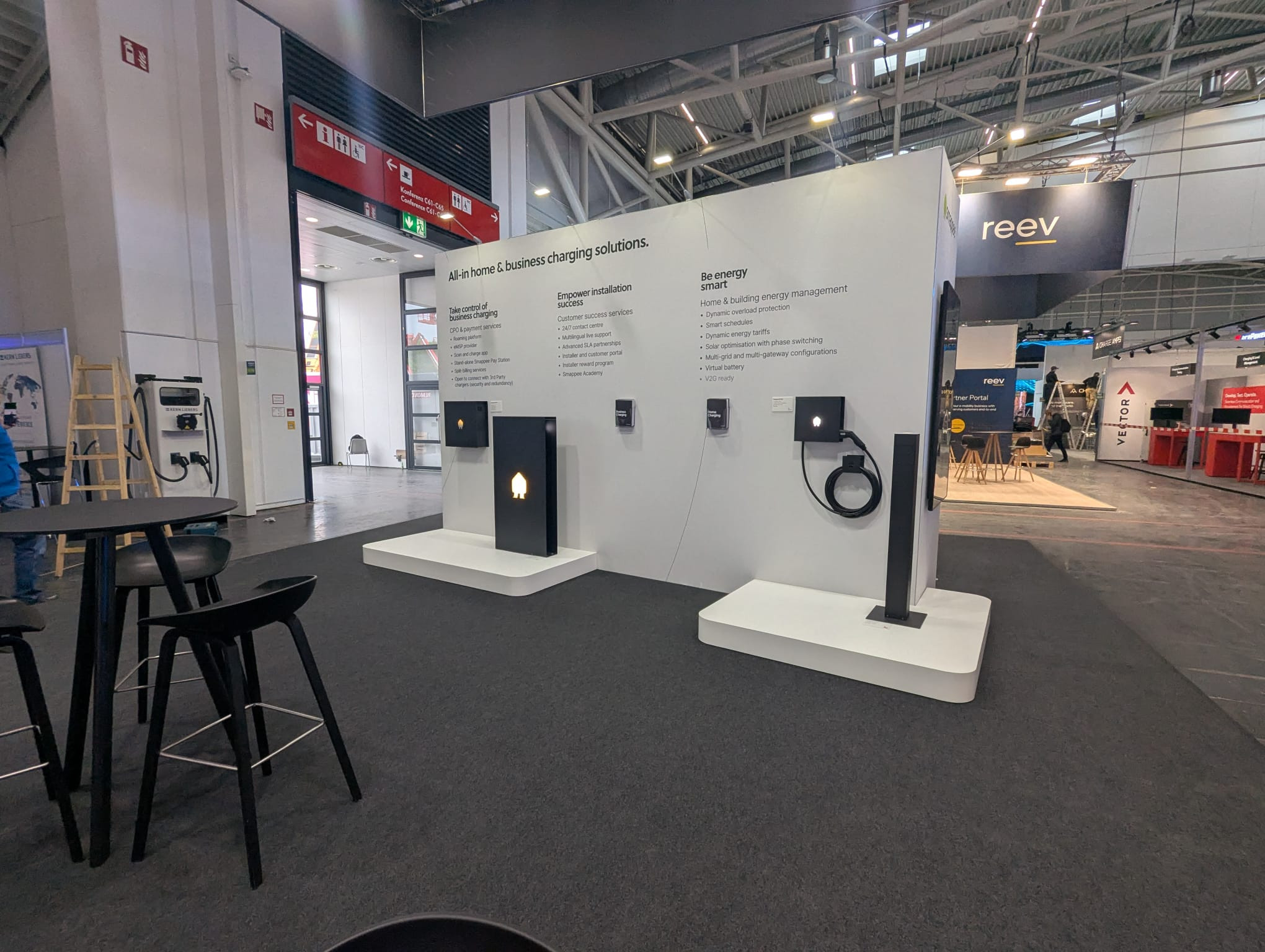 Smappee Voor Smappee realiseerde Travelexpo een moderne beursstand op Power2Drive München. De stand combineerde technologie, duurzaamheid en een strakke uitstraling om de innovatieve energieoplossingen van het merk optimaal te presenteren.
