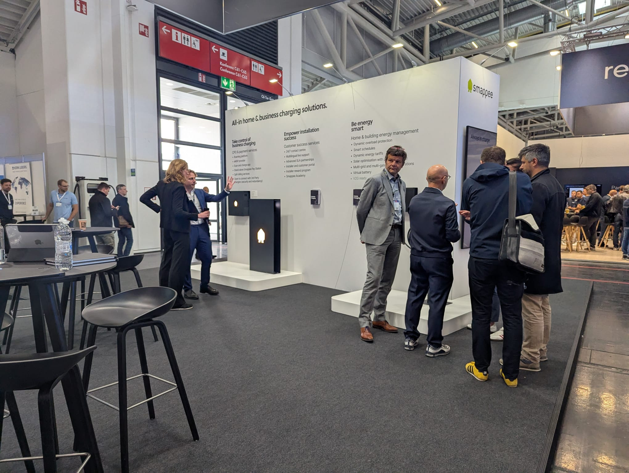 Smappee Voor Smappee realiseerde Travelexpo een moderne beursstand op Power2Drive München. De stand combineerde technologie, duurzaamheid en een strakke uitstraling om de innovatieve energieoplossingen van het merk optimaal te presenteren.