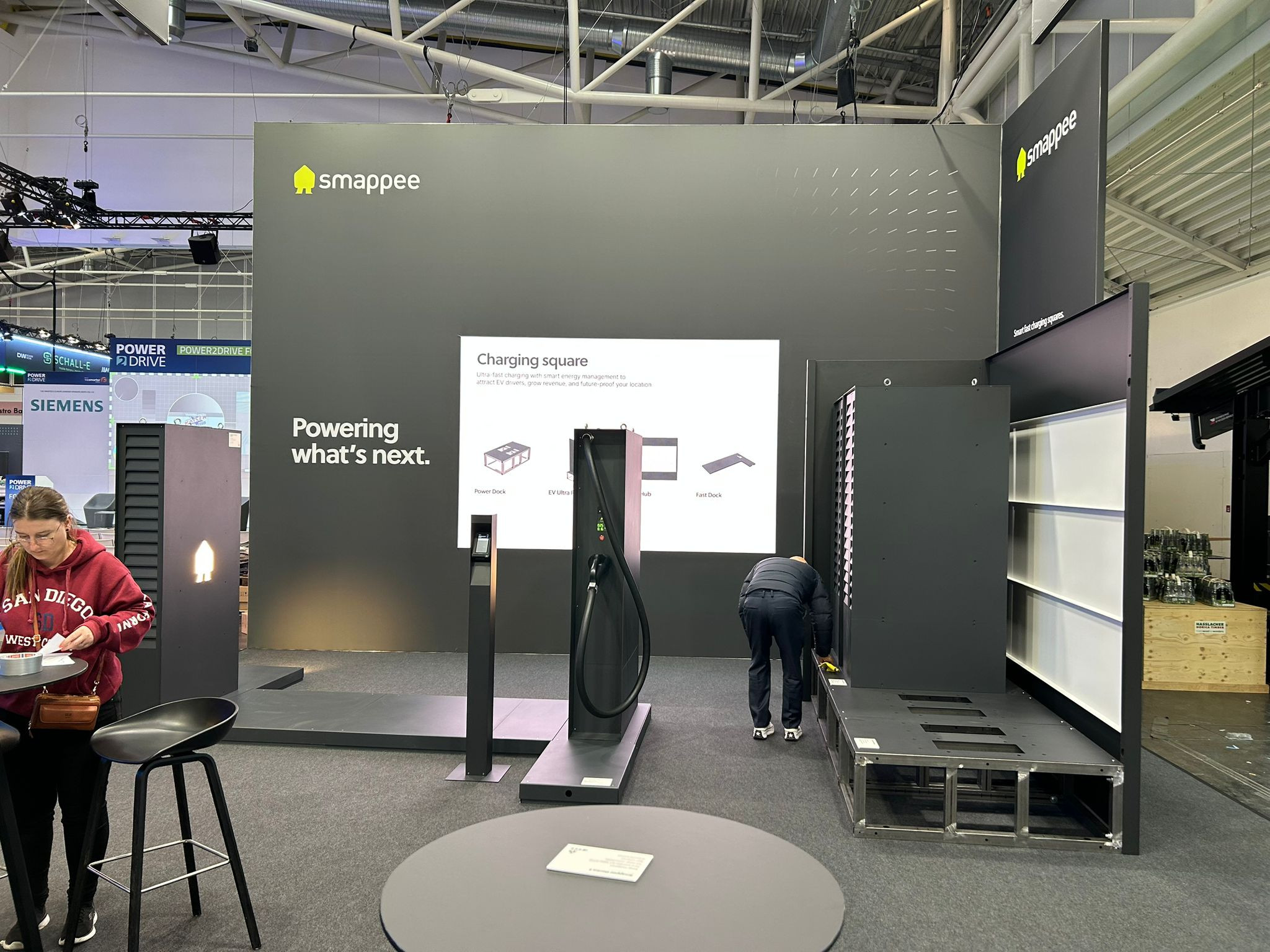 Smappee Voor Smappee realiseerde Travelexpo een moderne beursstand op Power2Drive München. De stand combineerde technologie, duurzaamheid en een strakke uitstraling om de innovatieve energieoplossingen van het merk optimaal te presenteren.