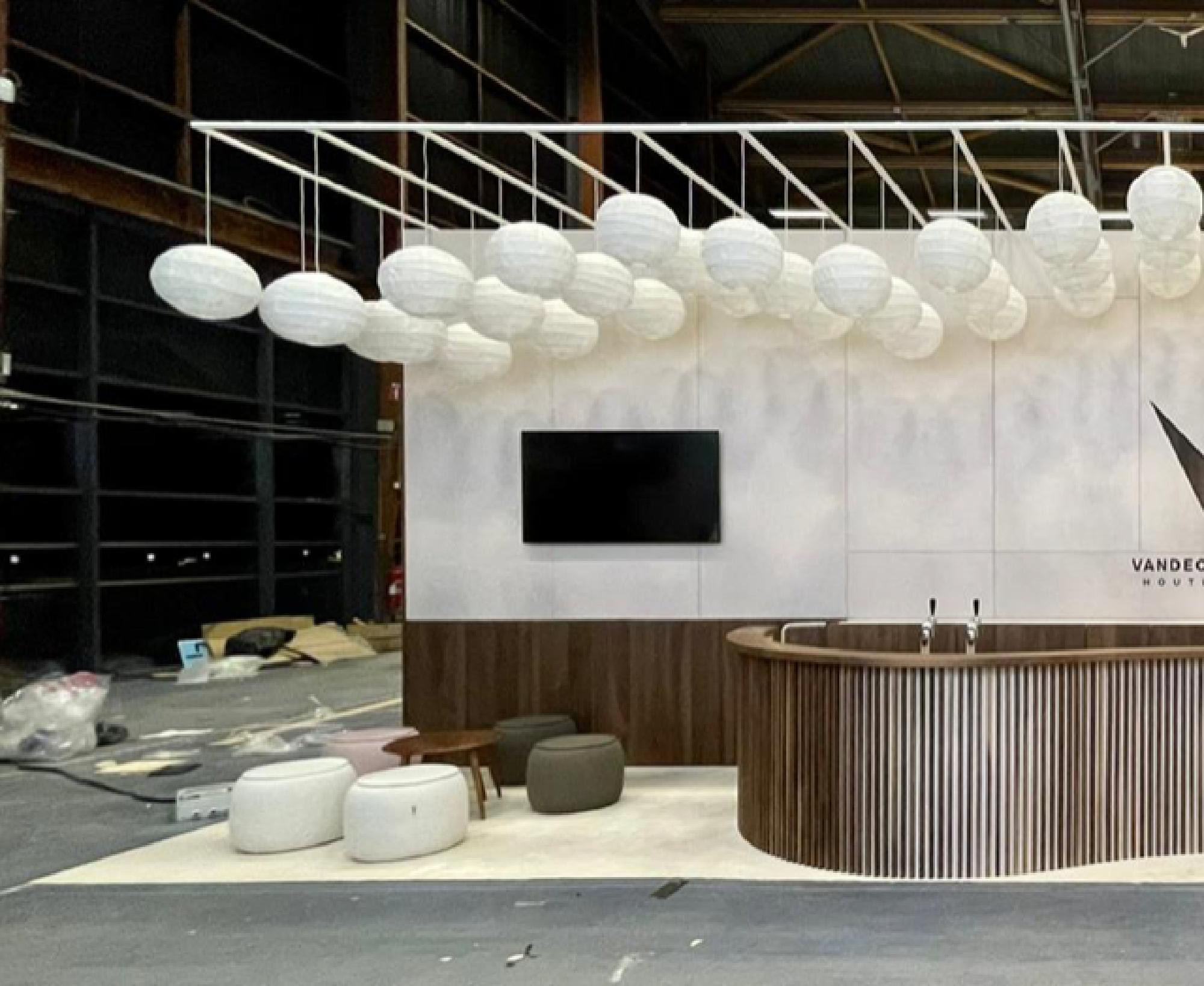 Vandecasteele Houtimport Voor Vandecasteele Houtimport realiseerden wij een beursstand op maat met een warme, natuurlijke uitstraling die perfect aansluit bij hun houtassortiment en merkidentiteit. Een doordachte standenbouw met focus op uitstraling en beleving.