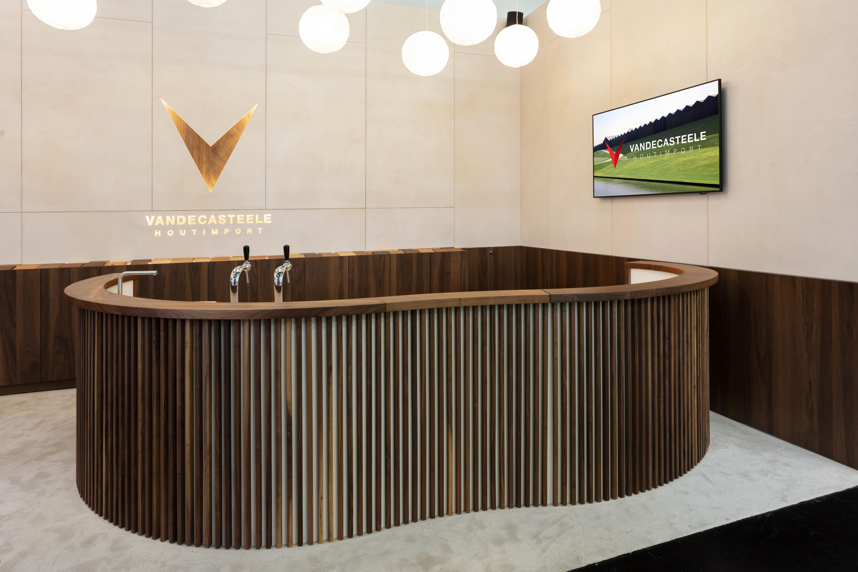 Vandecasteele Houtimport Voor Vandecasteele Houtimport bouwde Travelexpo een hoogwaardige beursstand tijdens Bau München. De focus lag op een moderne presentatie van houtproducten en materialen binnen een internationale vakbeursomgeving.