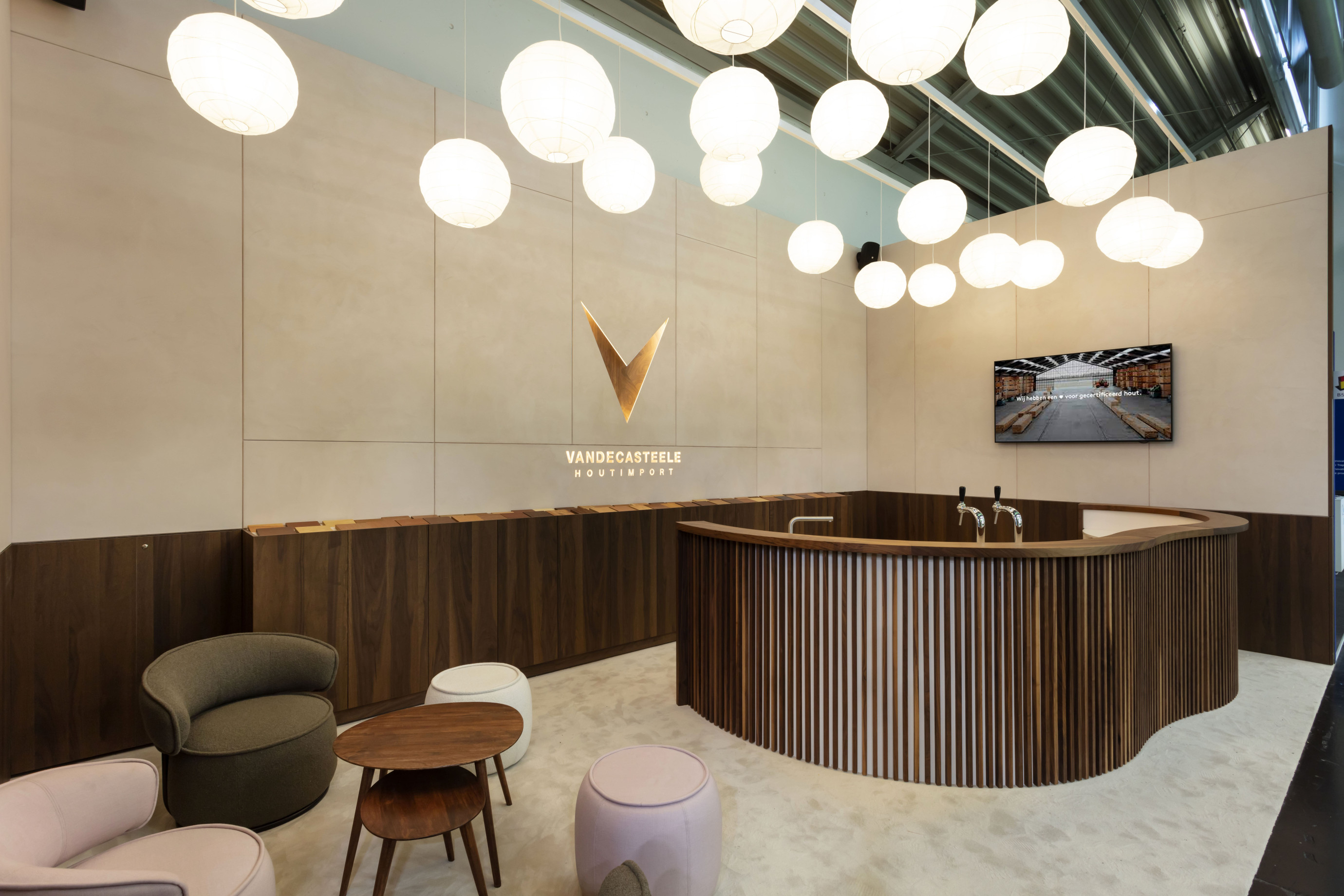 Vandecasteele Houtimport Voor Vandecasteele Houtimport bouwde Travelexpo een hoogwaardige beursstand tijdens Bau München. De focus lag op een moderne presentatie van houtproducten en materialen binnen een internationale vakbeursomgeving.
