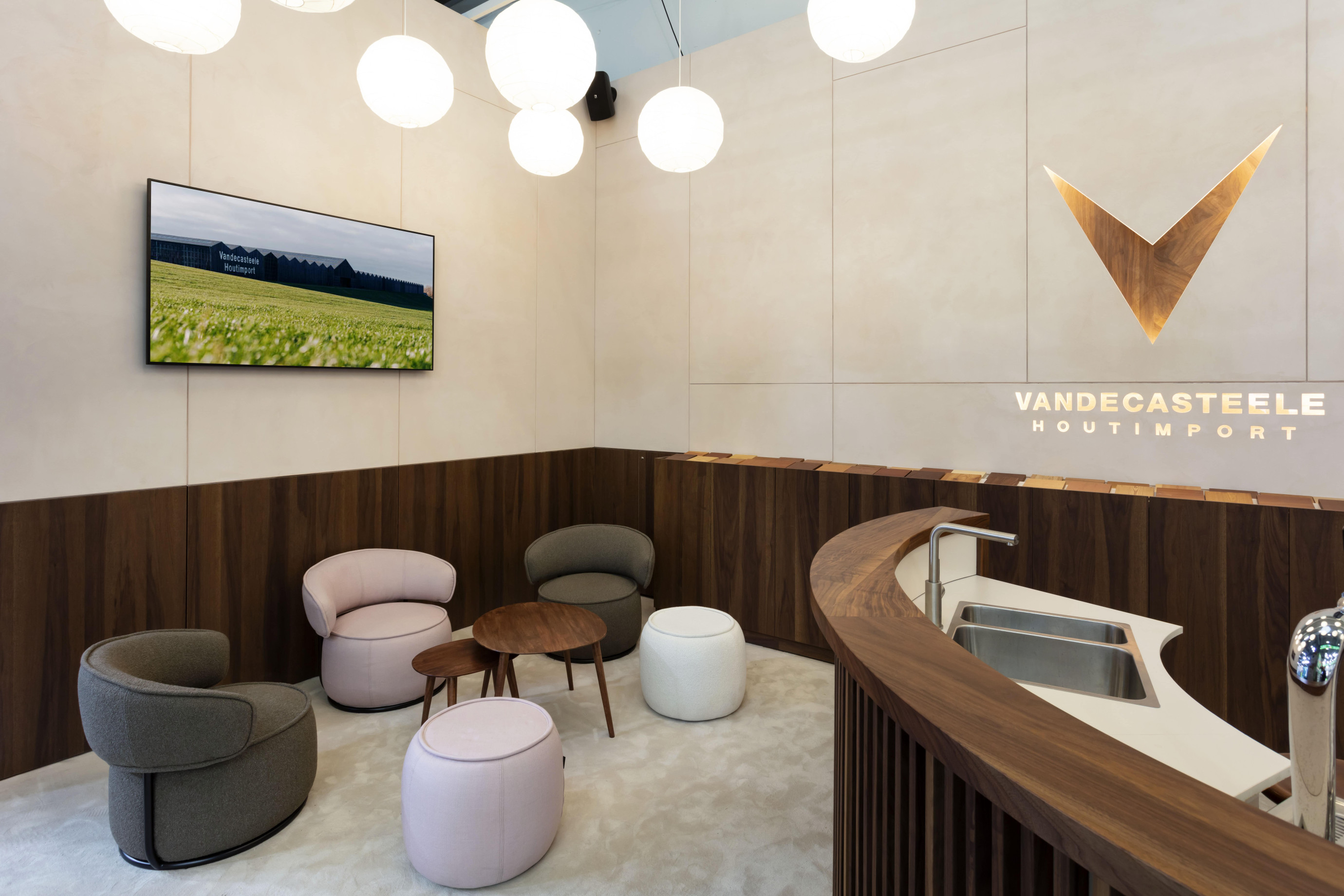 Vandecasteele Houtimport Voor Vandecasteele Houtimport bouwde Travelexpo een hoogwaardige beursstand tijdens Bau München. De focus lag op een moderne presentatie van houtproducten en materialen binnen een internationale vakbeursomgeving.