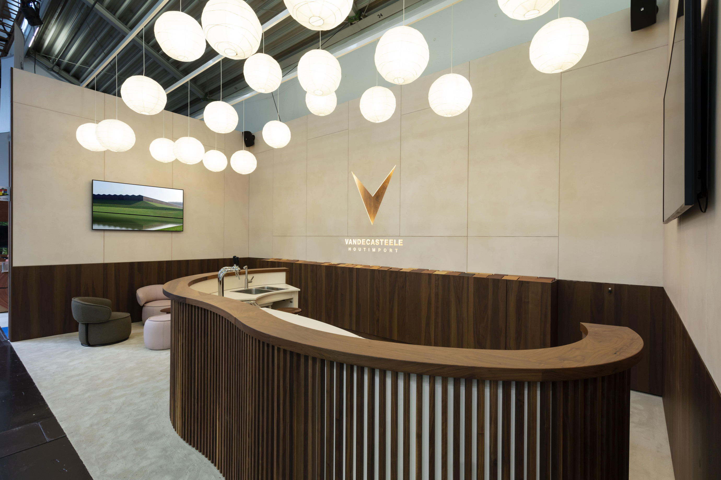 Vandecasteele Houtimport Voor Vandecasteele Houtimport bouwde Travelexpo een hoogwaardige beursstand tijdens Bau München. De focus lag op een moderne presentatie van houtproducten en materialen binnen een internationale vakbeursomgeving.