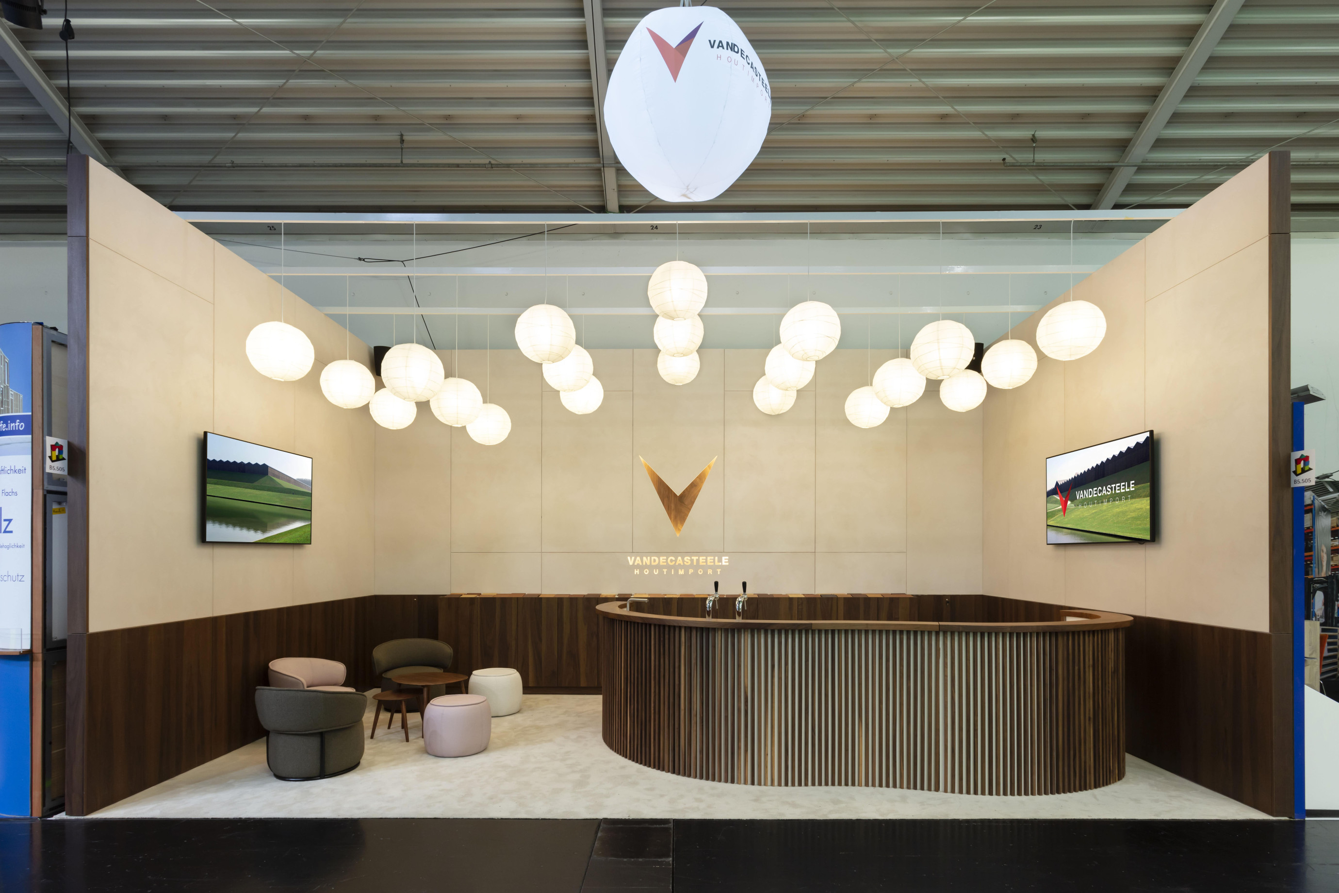 Vandecasteele Houtimport Voor Vandecasteele Houtimport bouwde Travelexpo een hoogwaardige beursstand tijdens Bau München. De focus lag op een moderne presentatie van houtproducten en materialen binnen een internationale vakbeursomgeving.