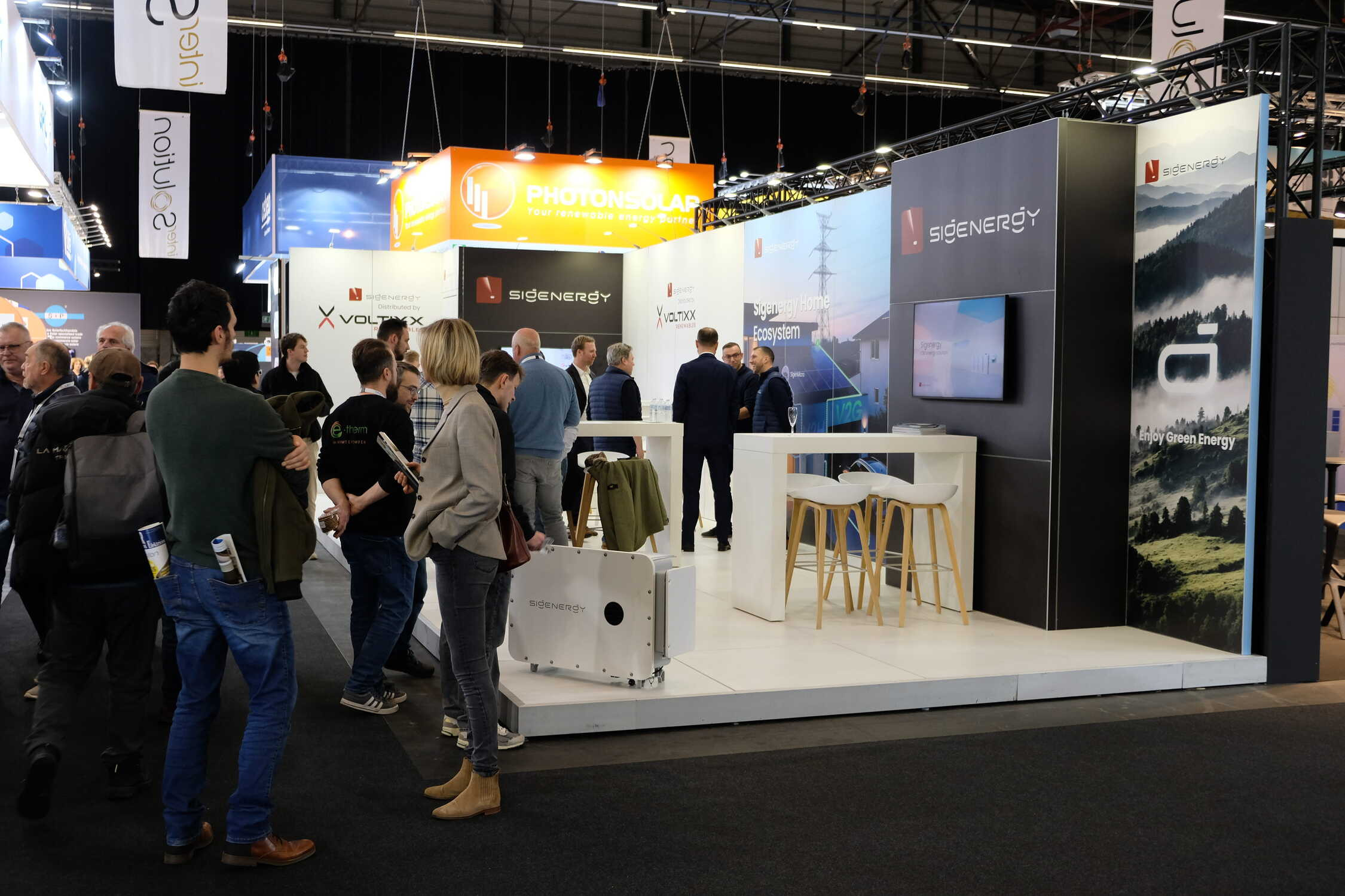 Voltixx Voor Voltixx realiseerde Travelexpo een maatwerk beursstand op InterSolution. De stand werd ontworpen met een technische en innovatieve uitstraling, gericht op energie- en installatieoplossingen. Dankzij een duidelijke en functionele opbouw kwamen de producten en technologieën sterk en overzichtelijk naar voren op de beursvloer.