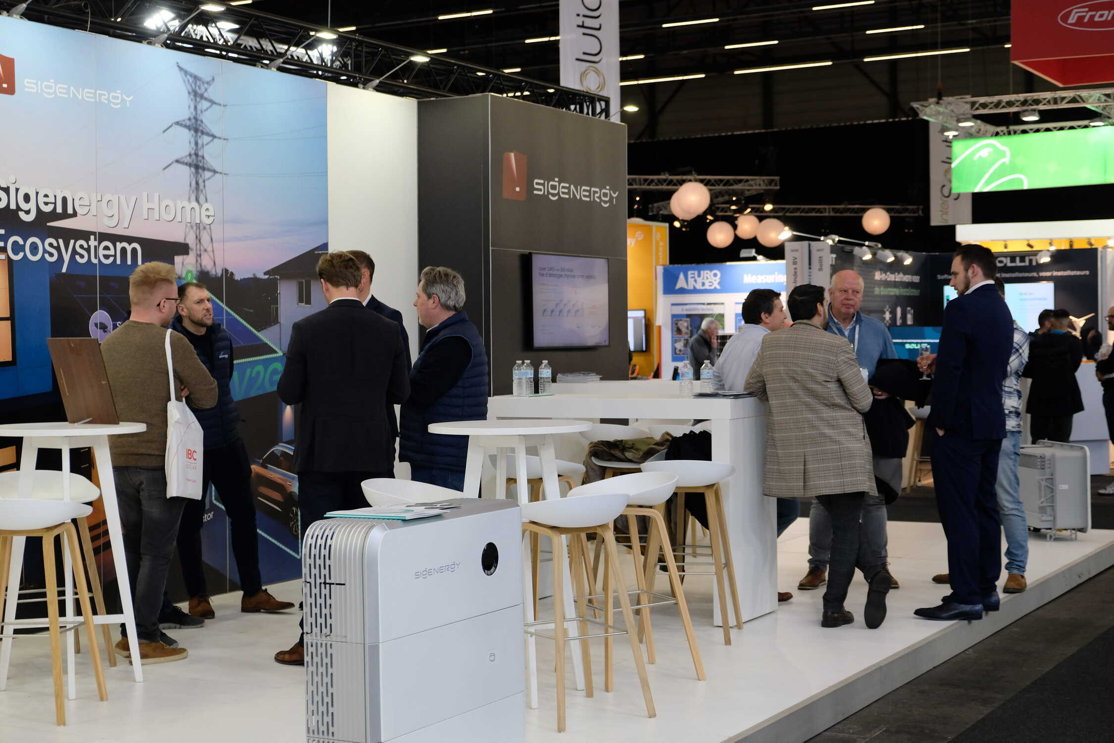 Voltixx Voor Voltixx realiseerde Travelexpo een maatwerk beursstand op InterSolution. De stand werd ontworpen met een technische en innovatieve uitstraling, gericht op energie- en installatieoplossingen. Dankzij een duidelijke en functionele opbouw kwamen de producten en technologieën sterk en overzichtelijk naar voren op de beursvloer.
