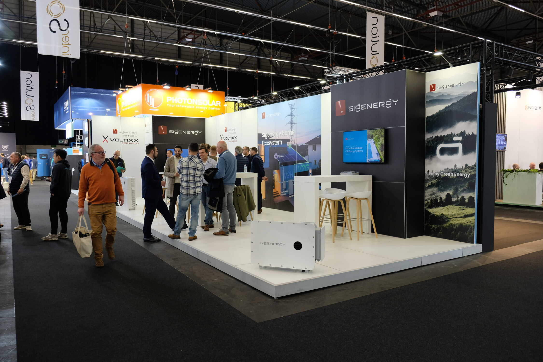 Voltixx Voor Voltixx realiseerde Travelexpo een maatwerk beursstand op InterSolution. De stand werd ontworpen met een technische en innovatieve uitstraling, gericht op energie- en installatieoplossingen. Dankzij een duidelijke en functionele opbouw kwamen de producten en technologieën sterk en overzichtelijk naar voren op de beursvloer.