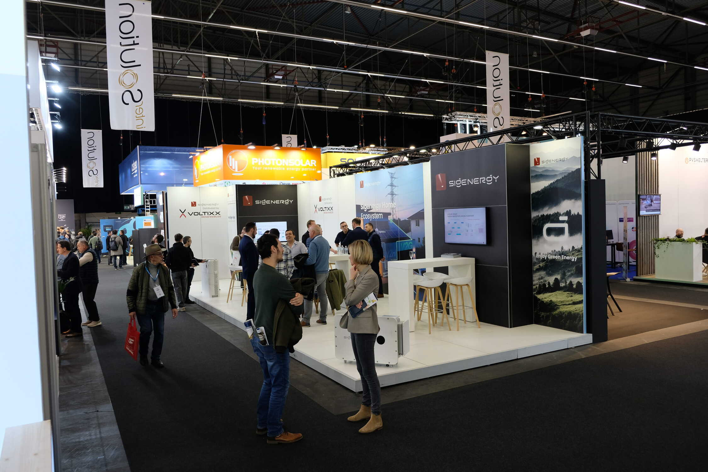 Voltixx Voor Voltixx realiseerde Travelexpo een maatwerk beursstand op InterSolution. De stand werd ontworpen met een technische en innovatieve uitstraling, gericht op energie- en installatieoplossingen. Dankzij een duidelijke en functionele opbouw kwamen de producten en technologieën sterk en overzichtelijk naar voren op de beursvloer.