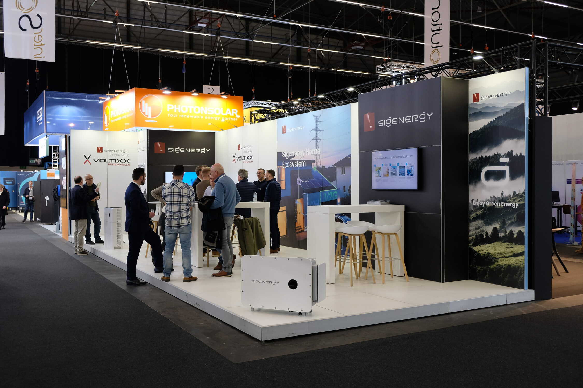 Voltixx Voor Voltixx realiseerde Travelexpo een maatwerk beursstand op InterSolution. De stand werd ontworpen met een technische en innovatieve uitstraling, gericht op energie- en installatieoplossingen. Dankzij een duidelijke en functionele opbouw kwamen de producten en technologieën sterk en overzichtelijk naar voren op de beursvloer.