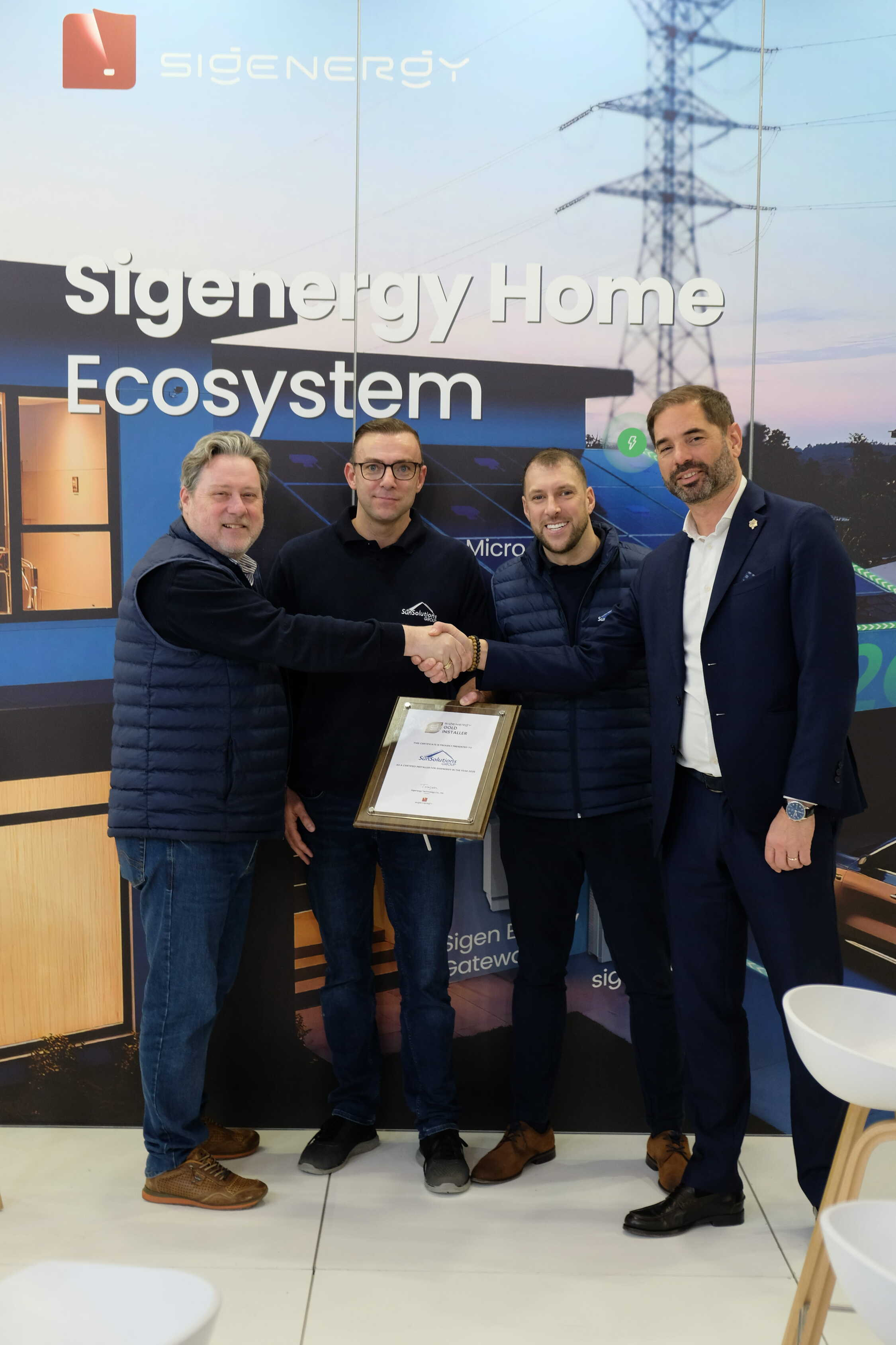 Voltixx Voor Voltixx realiseerde Travelexpo een maatwerk beursstand op InterSolution. De stand werd ontworpen met een technische en innovatieve uitstraling, gericht op energie- en installatieoplossingen. Dankzij een duidelijke en functionele opbouw kwamen de producten en technologieën sterk en overzichtelijk naar voren op de beursvloer.