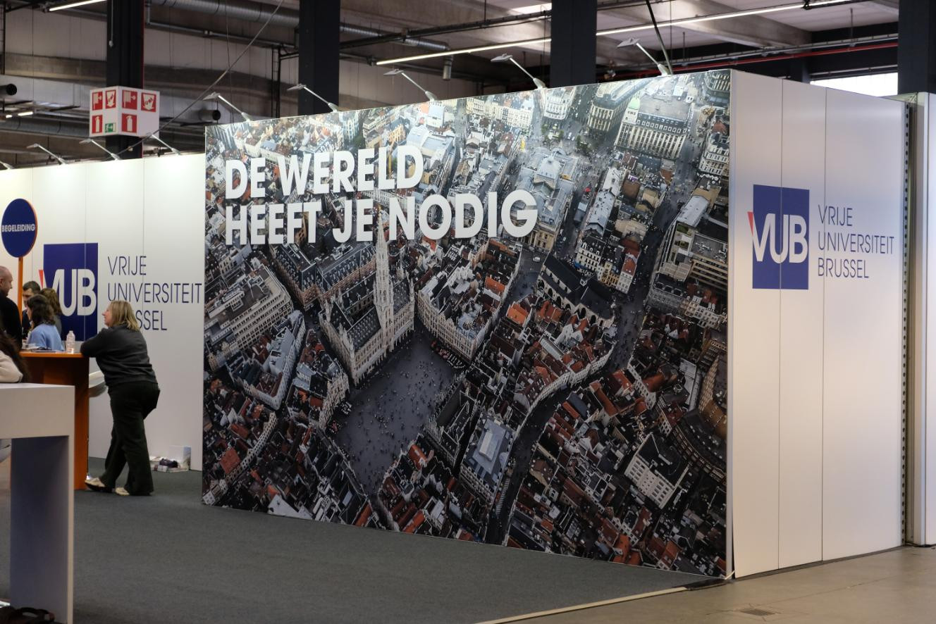 Vrije Universiteit Brussel Voor Vrije Universiteit Brussel realiseerden wij een informatieve beursstand op maat tijdens SID-in. De standenbouw was gericht op een toegankelijke en duidelijke presentatie voor toekomstige studenten.