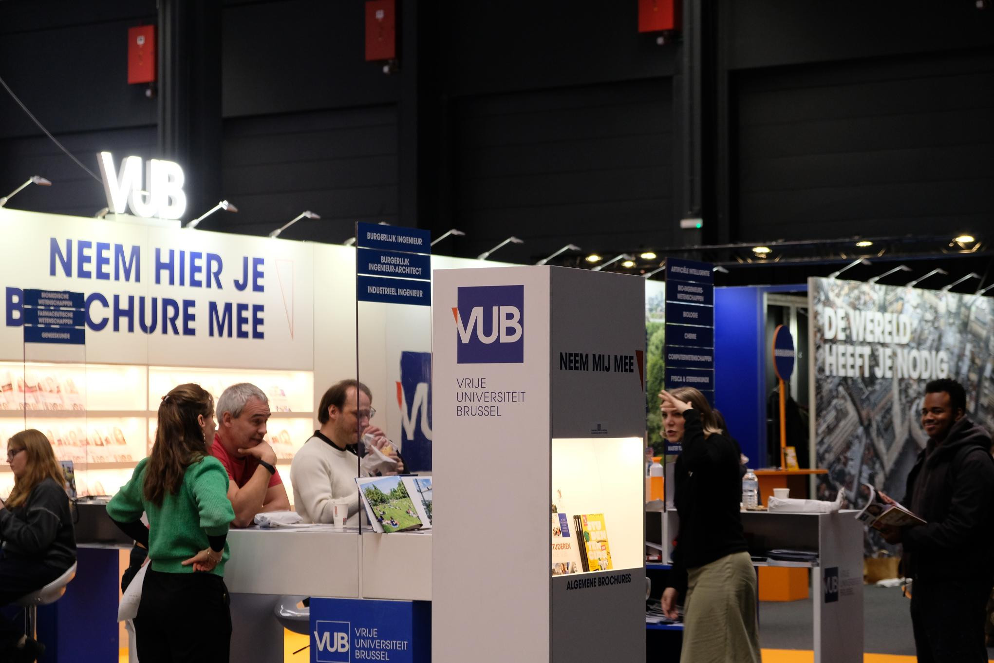 Vrije Universiteit Brussel Voor Vrije Universiteit Brussel realiseerden wij een informatieve beursstand op maat tijdens SID-in. De standenbouw was gericht op een toegankelijke en duidelijke presentatie voor toekomstige studenten.