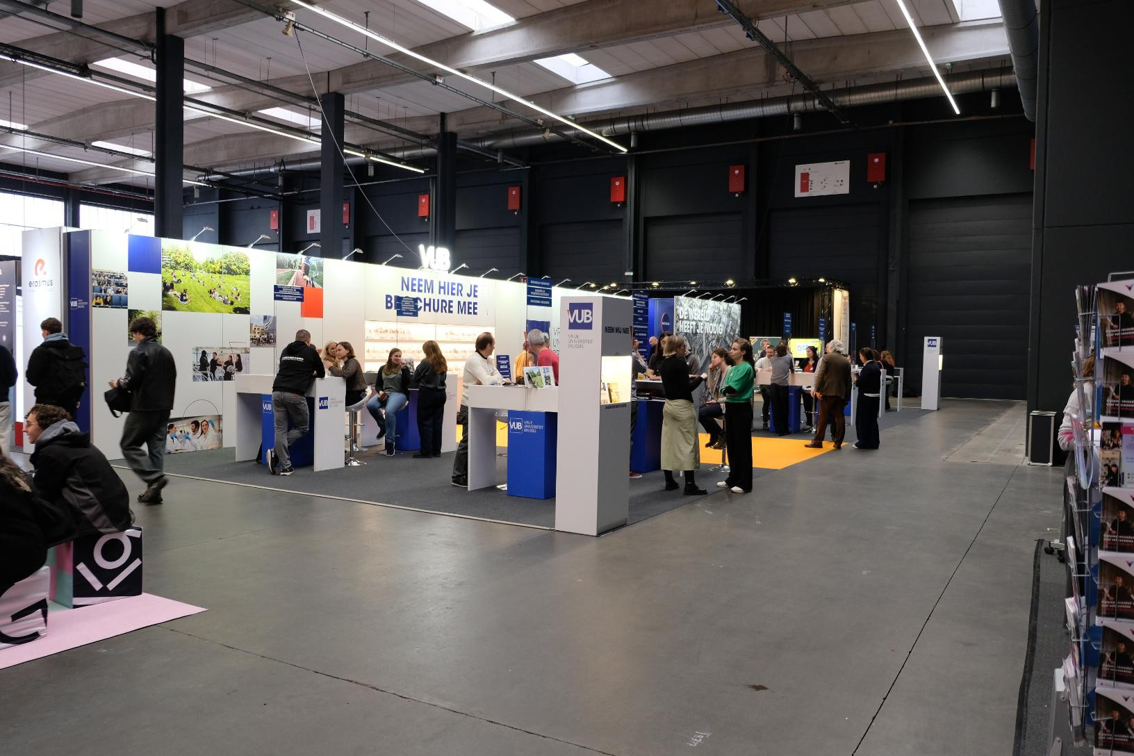 Vrije Universiteit Brussel Voor Vrije Universiteit Brussel realiseerden wij een informatieve beursstand op maat tijdens SID-in. De standenbouw was gericht op een toegankelijke en duidelijke presentatie voor toekomstige studenten.