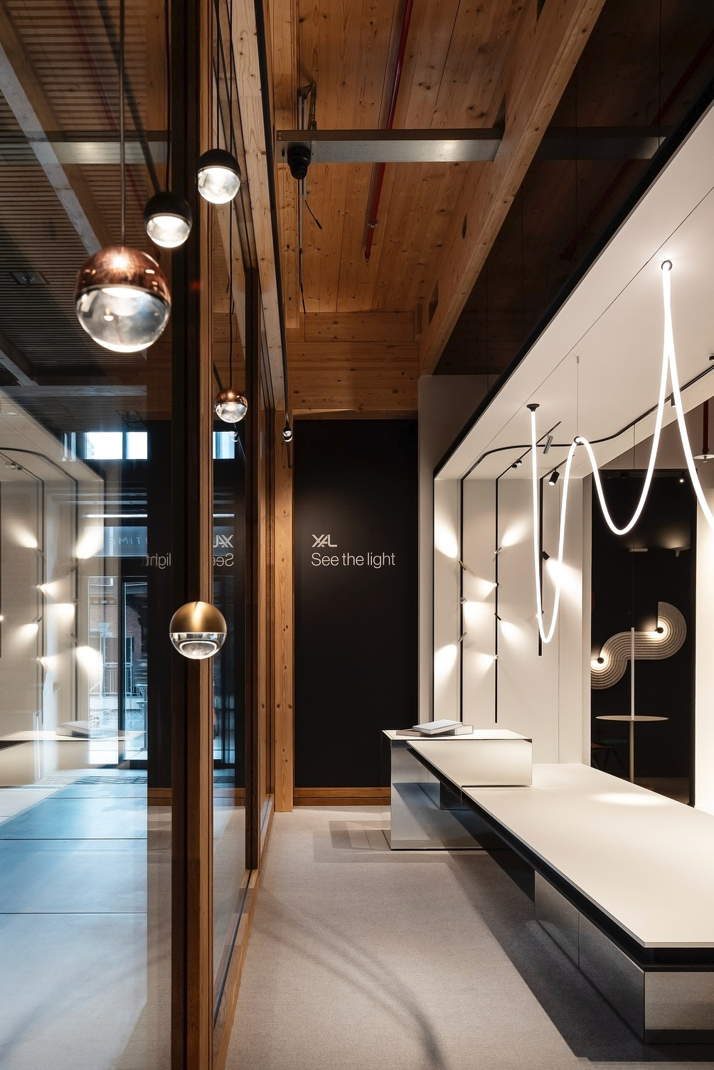 Wever & Ducré Voor Wever & Ducré realiseerde Travelexpo een maatwerk showroom in Brussel. De ruimte werd ontworpen met een high-end en architecturale uitstraling, volledig afgestemd op de presentatie van designverlichting. Dankzij een doordachte indeling en hoogwaardige afwerking ontstaat een inspirerende beleving waarin licht en design centraal staan.