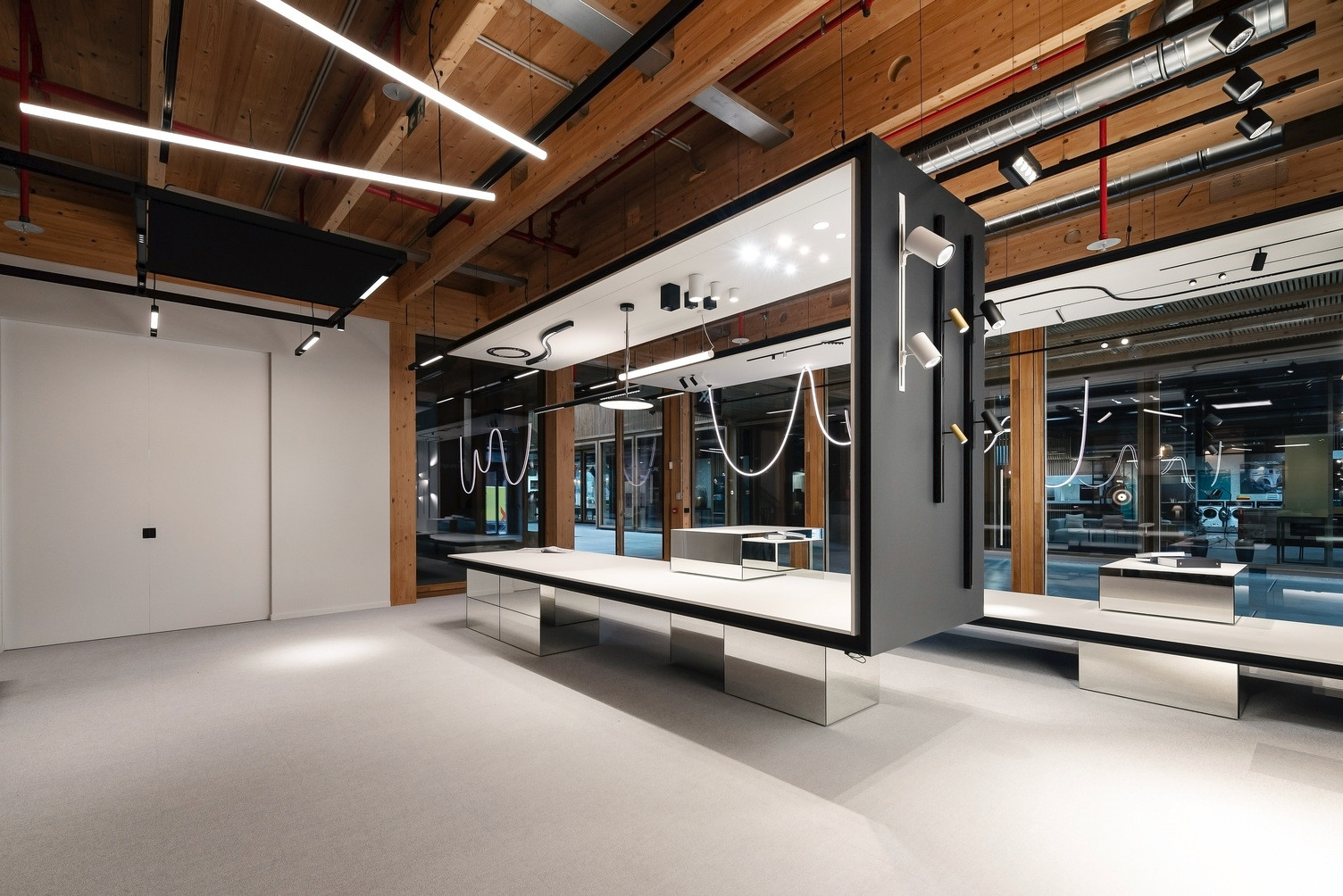 Wever & Ducré Voor Wever & Ducré realiseerde Travelexpo een maatwerk showroom in Brussel. De ruimte werd ontworpen met een high-end en architecturale uitstraling, volledig afgestemd op de presentatie van designverlichting. Dankzij een doordachte indeling en hoogwaardige afwerking ontstaat een inspirerende beleving waarin licht en design centraal staan.