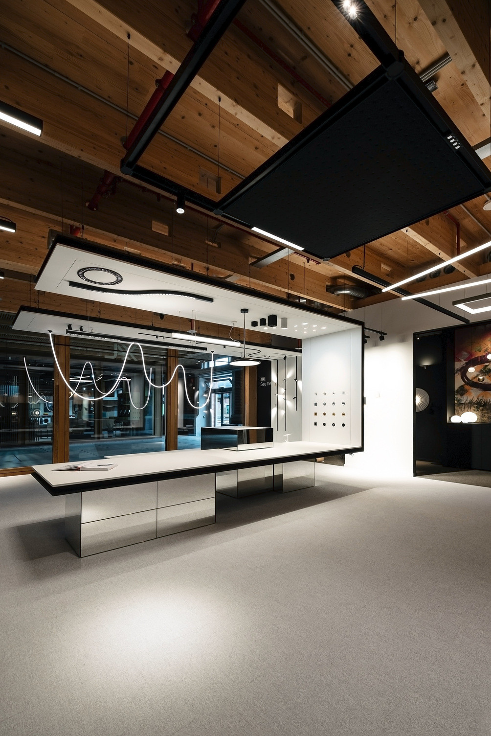Wever & Ducré Voor Wever & Ducré realiseerde Travelexpo een maatwerk showroom in Brussel. De ruimte werd ontworpen met een high-end en architecturale uitstraling, volledig afgestemd op de presentatie van designverlichting. Dankzij een doordachte indeling en hoogwaardige afwerking ontstaat een inspirerende beleving waarin licht en design centraal staan.
