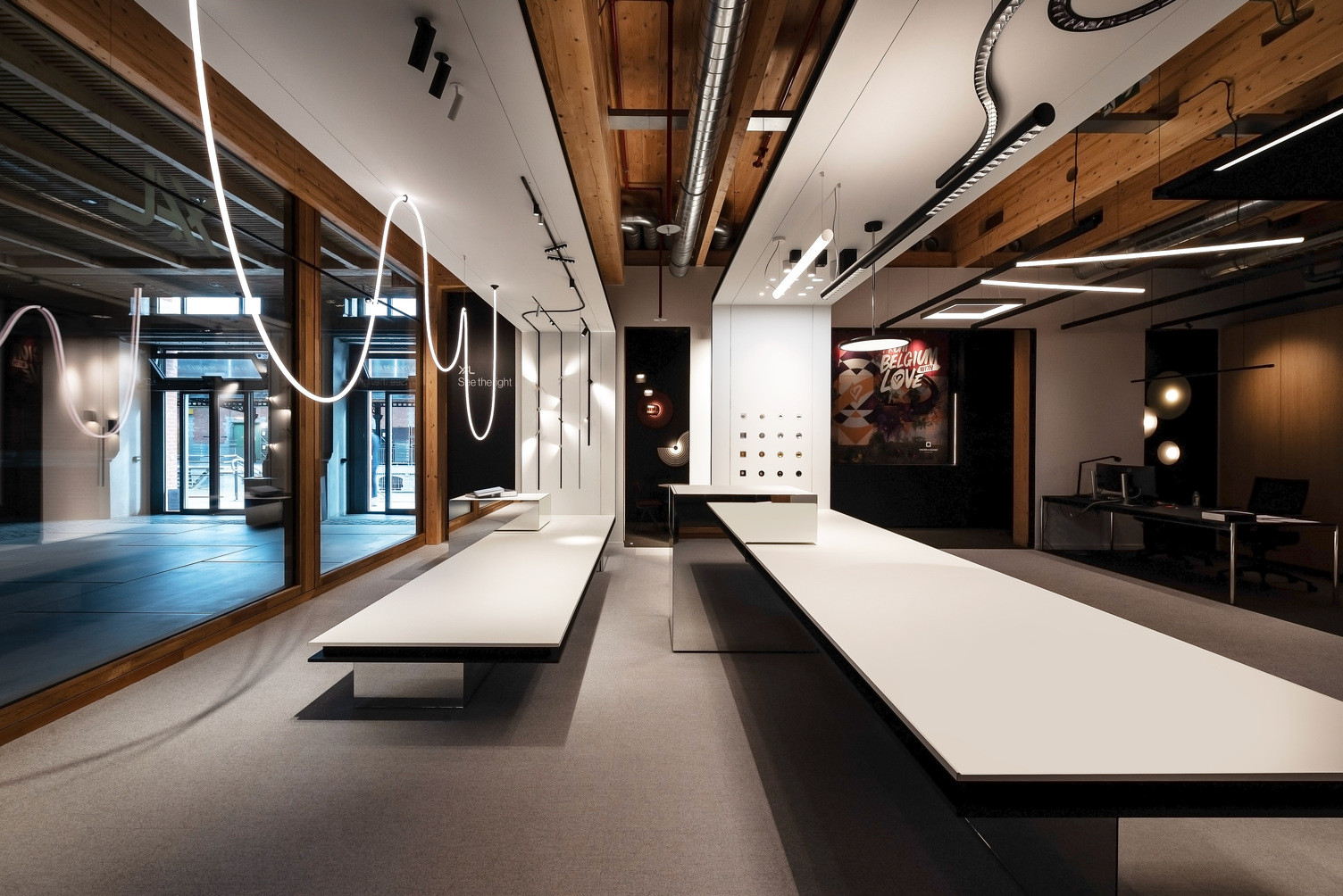 Wever & Ducré Voor Wever & Ducré realiseerde Travelexpo een maatwerk showroom in Brussel. De ruimte werd ontworpen met een high-end en architecturale uitstraling, volledig afgestemd op de presentatie van designverlichting. Dankzij een doordachte indeling en hoogwaardige afwerking ontstaat een inspirerende beleving waarin licht en design centraal staan.