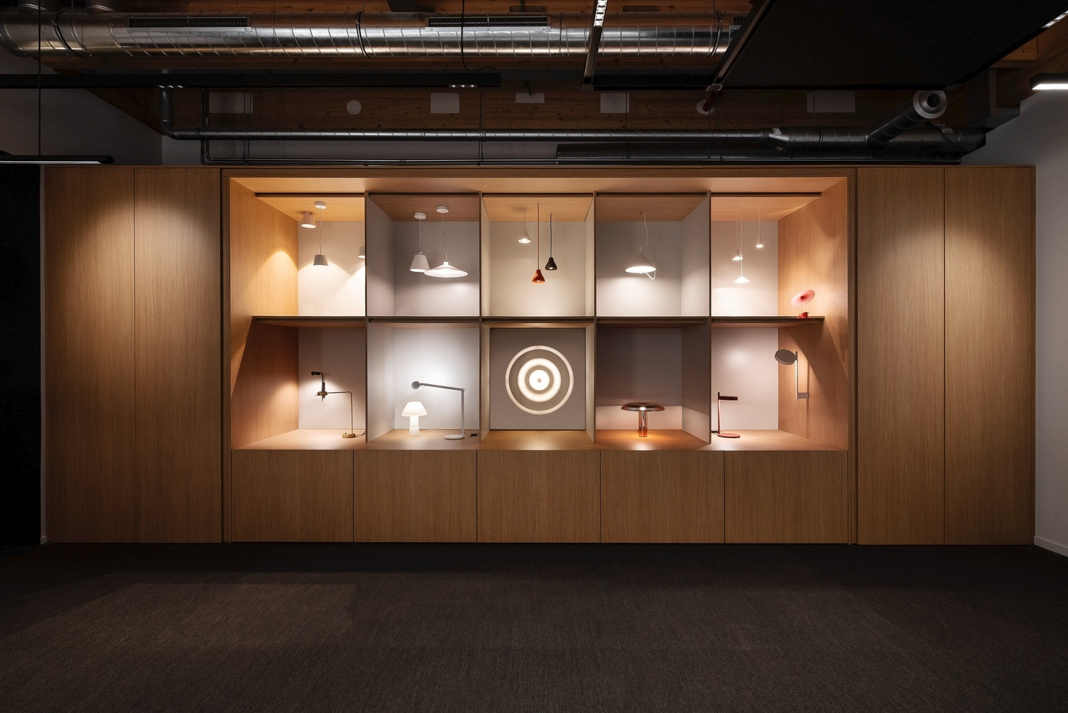 Wever & Ducré Voor Wever & Ducré realiseerde Travelexpo een maatwerk showroom in Brussel. De ruimte werd ontworpen met een high-end en architecturale uitstraling, volledig afgestemd op de presentatie van designverlichting. Dankzij een doordachte indeling en hoogwaardige afwerking ontstaat een inspirerende beleving waarin licht en design centraal staan.