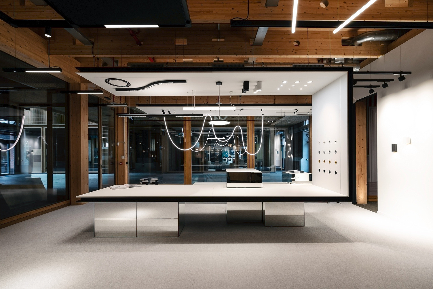 Wever & Ducré Voor Wever & Ducré realiseerde Travelexpo een maatwerk showroom in Brussel. De ruimte werd ontworpen met een high-end en architecturale uitstraling, volledig afgestemd op de presentatie van designverlichting. Dankzij een doordachte indeling en hoogwaardige afwerking ontstaat een inspirerende beleving waarin licht en design centraal staan.