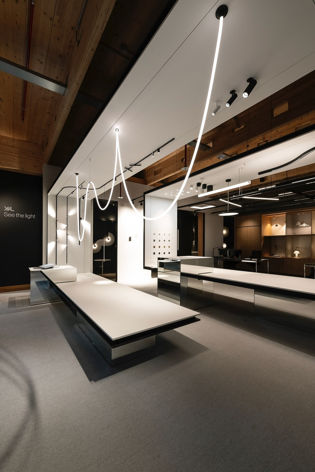 Wever & Ducré Voor Wever & Ducré realiseerde Travelexpo een maatwerk showroom in Brussel. De ruimte werd ontworpen met een high-end en architecturale uitstraling, volledig afgestemd op de presentatie van designverlichting. Dankzij een doordachte indeling en hoogwaardige afwerking ontstaat een inspirerende beleving waarin licht en design centraal staan.