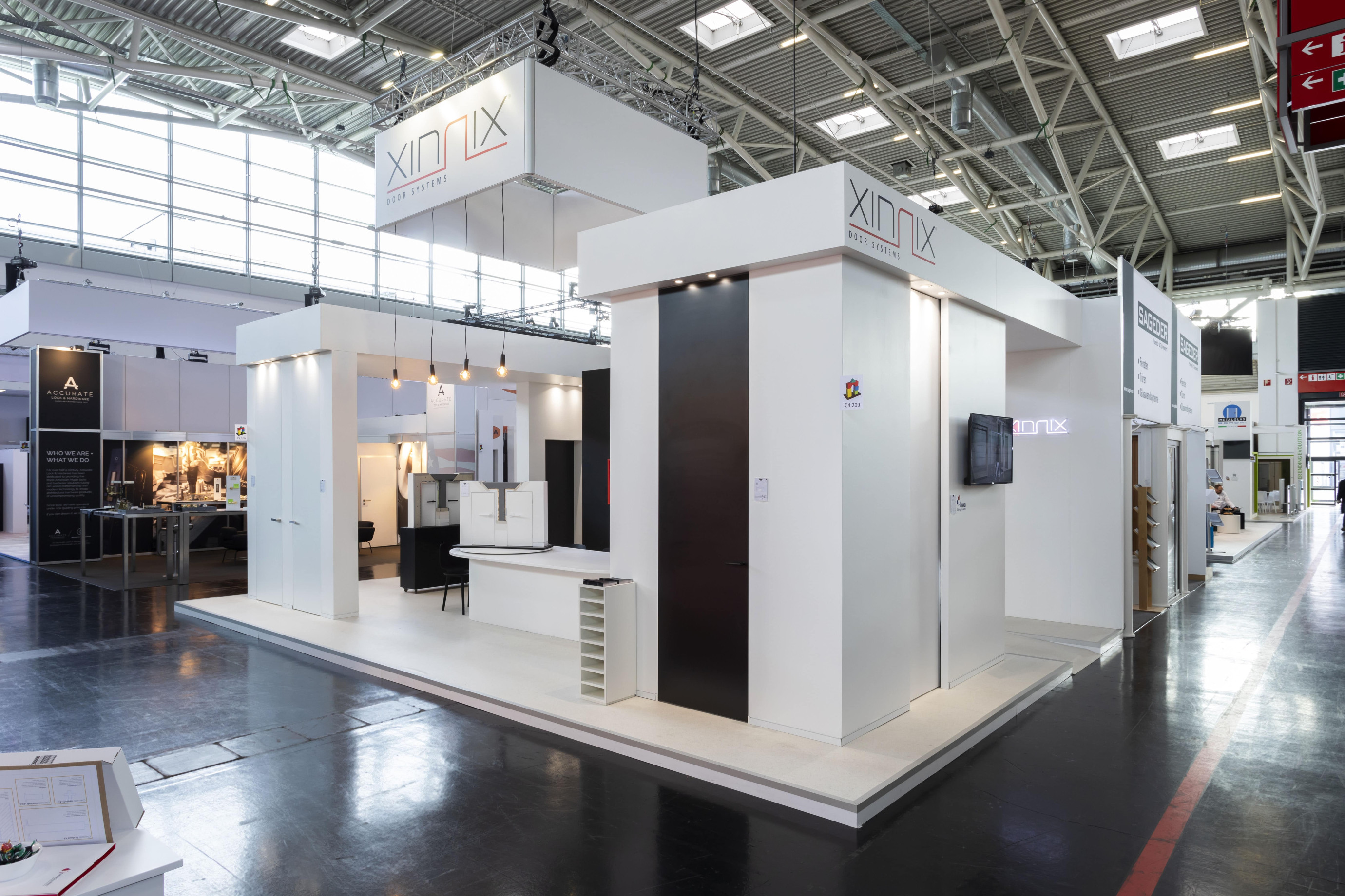 Xinnix Voor Xinnix realiseerde Travelexpo een minimalistische en stijlvolle beursstand op Bau München. Het ontwerp benadrukte de innovatieve deurconcepten van het merk en creëerde een open en professionele uitstraling.
