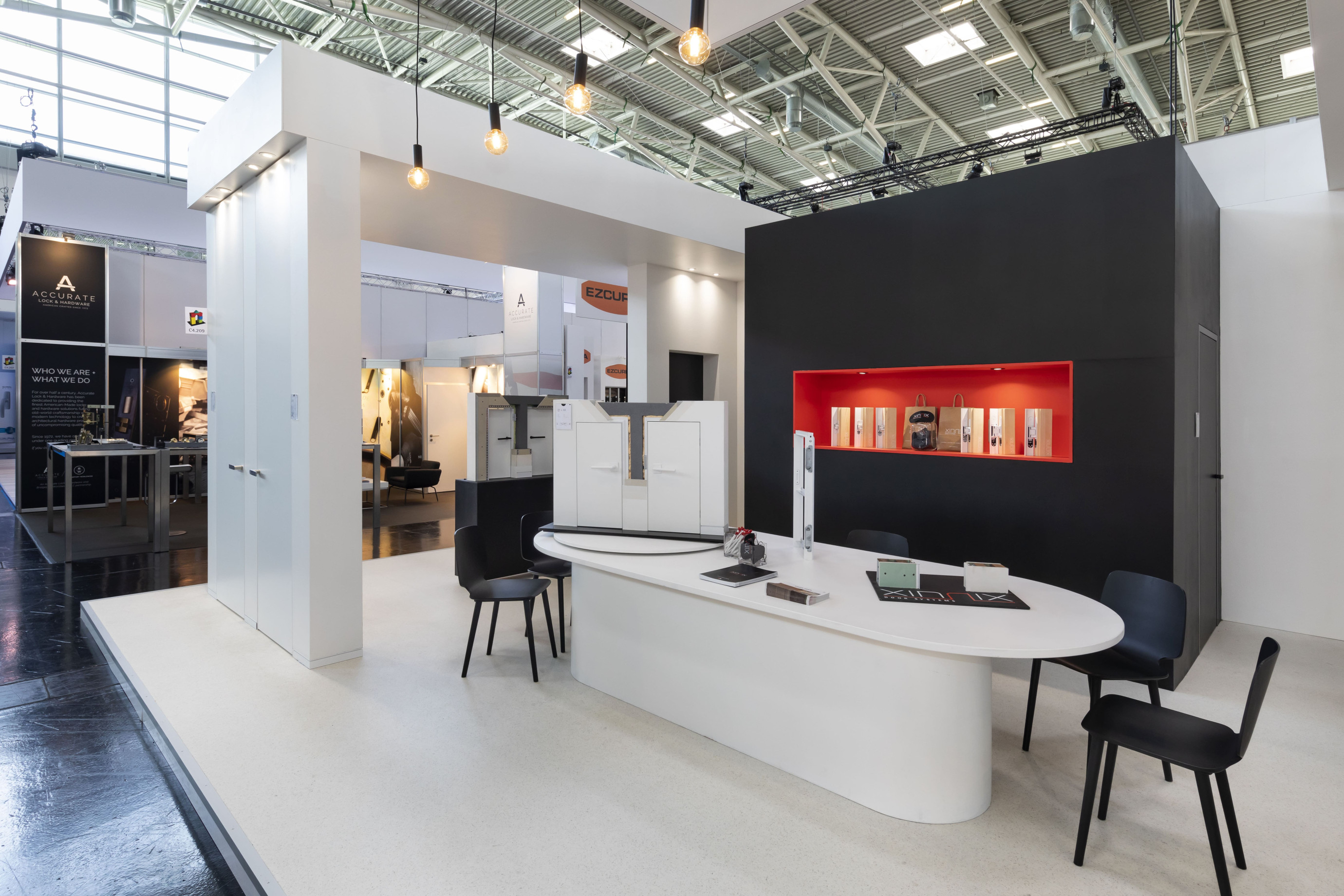Xinnix Voor Xinnix realiseerde Travelexpo een minimalistische en stijlvolle beursstand op Bau München. Het ontwerp benadrukte de innovatieve deurconcepten van het merk en creëerde een open en professionele uitstraling.
