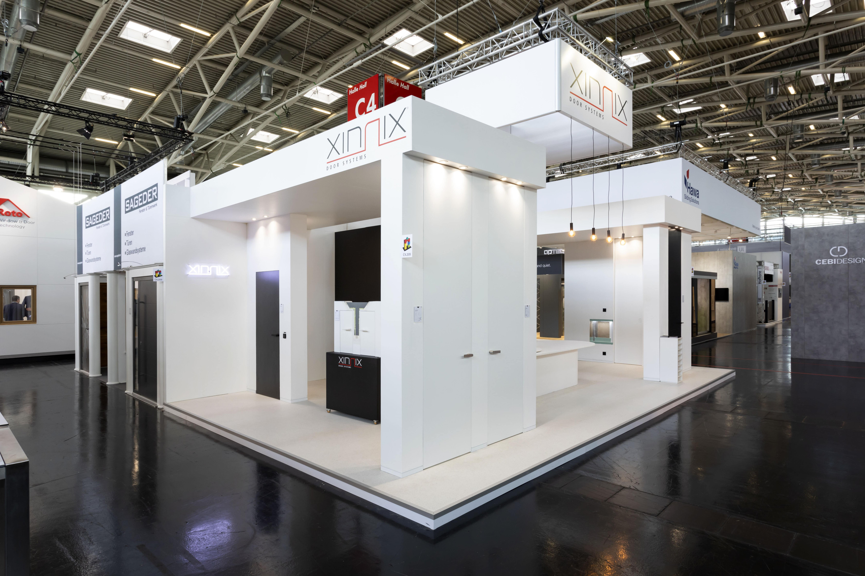Xinnix Voor Xinnix realiseerde Travelexpo een minimalistische en stijlvolle beursstand op Bau München. Het ontwerp benadrukte de innovatieve deurconcepten van het merk en creëerde een open en professionele uitstraling.