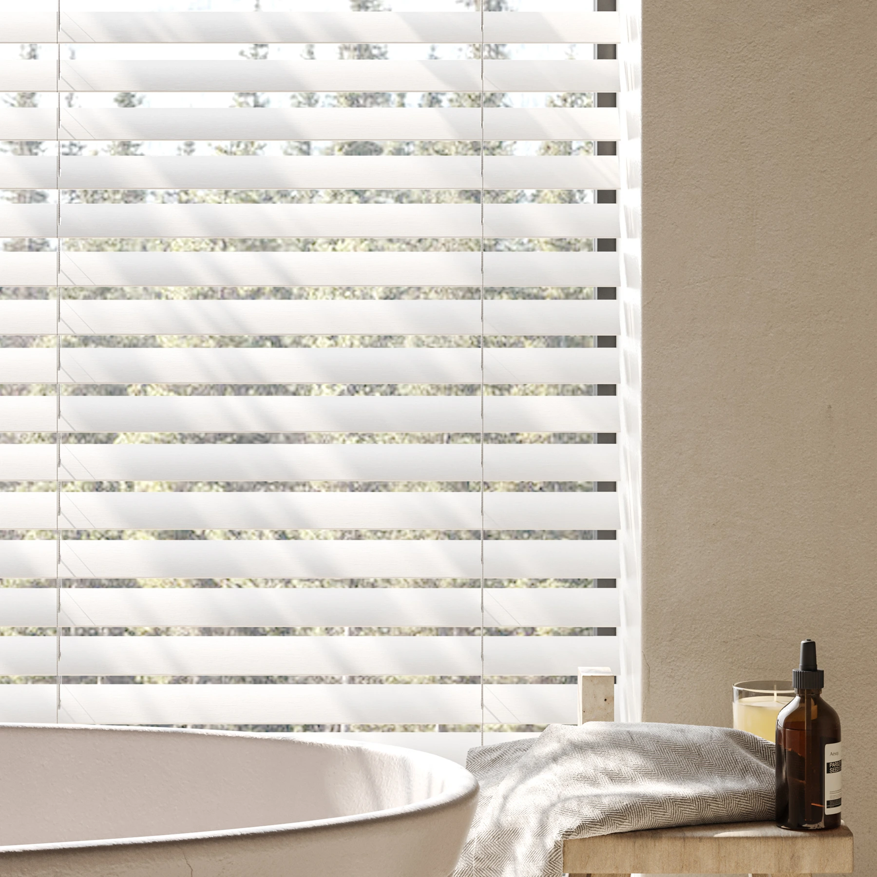 Vedelux basswood horizontale jaloezieën in een ruim interieur